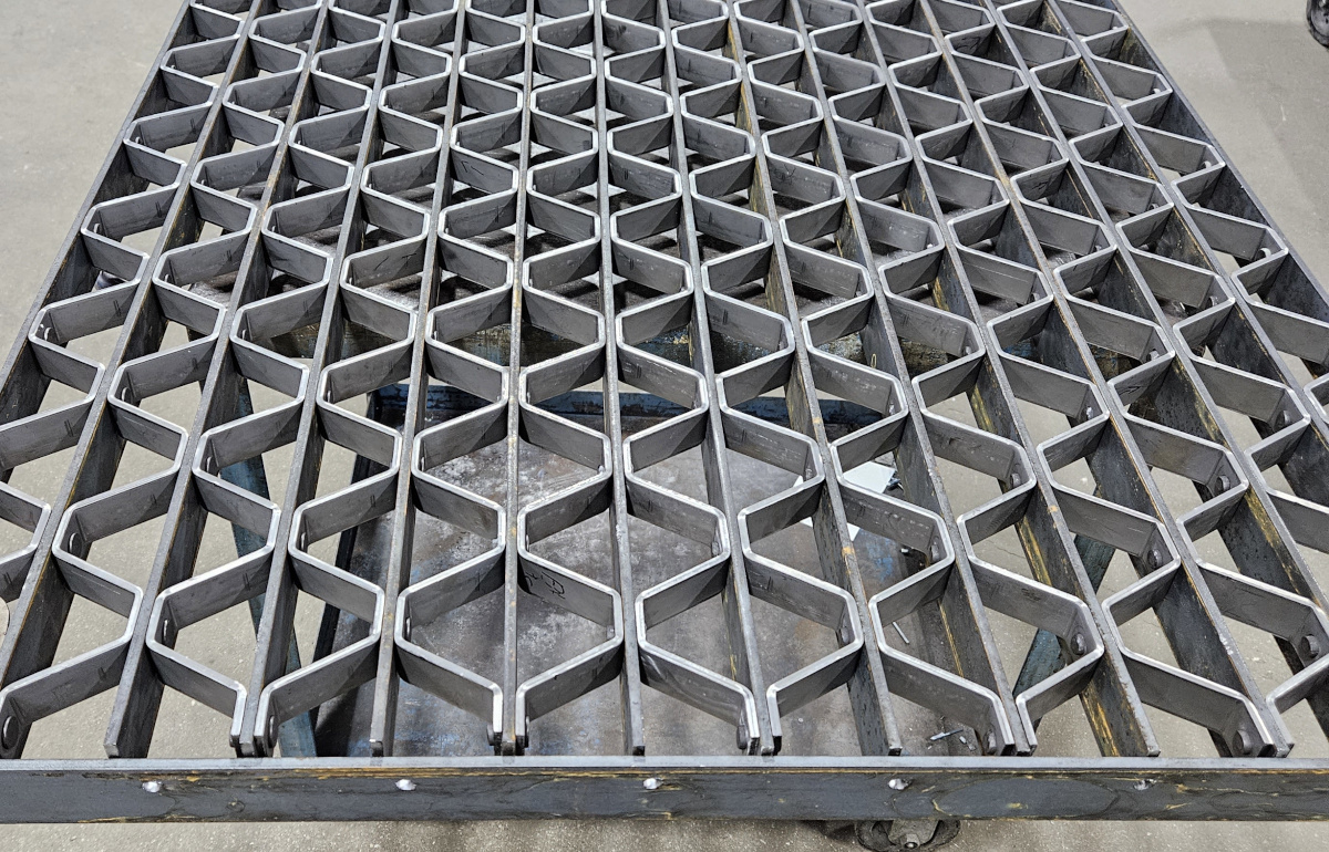 Reticulated grating